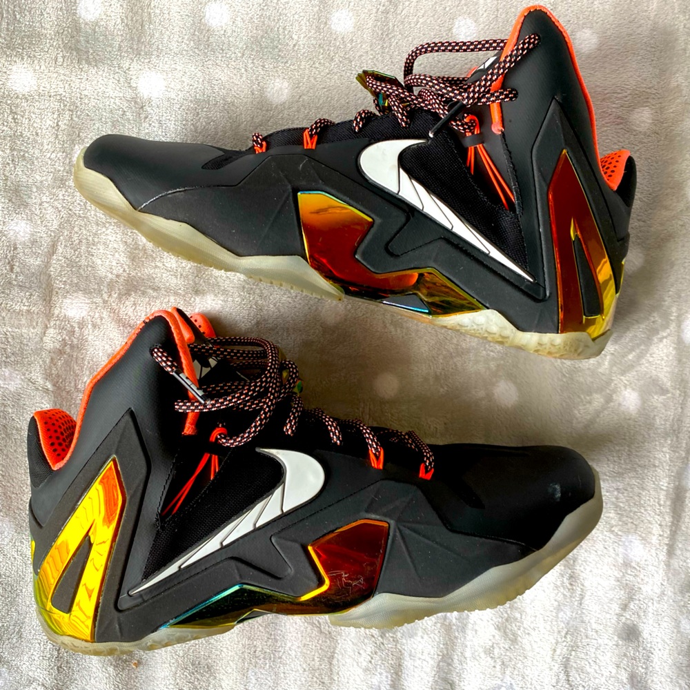 Men’s Lebron XI Elite.